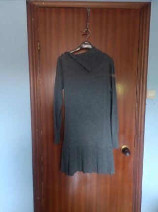 Vestido gris cuello alto y falda plisada
