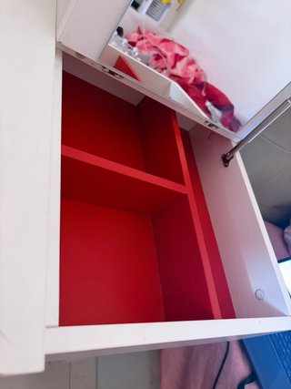 Tocador blanco con cajón rojo
