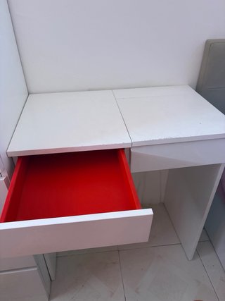 Tocador blanco con cajón rojo