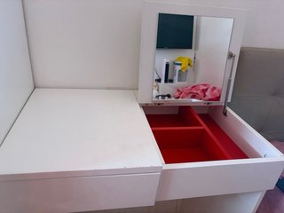 Tocador blanco con cajón rojo