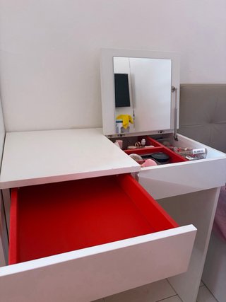 Tocador blanco con cajón rojo