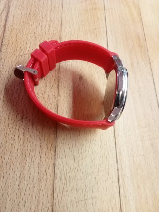 Reloj deportivo rojo y plateado