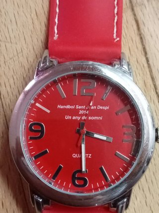 Reloj deportivo rojo y plateado