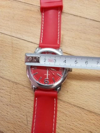 Reloj deportivo rojo y plateado