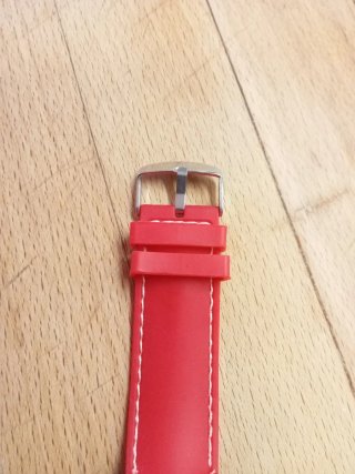 Reloj deportivo rojo y plateado