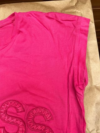 Camiseta Guess Rosa con Flecos