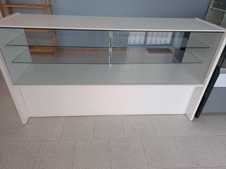 Mostrador blanco y cristal