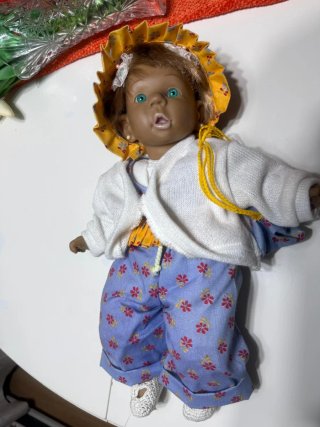 Muñeca de colección con ropa