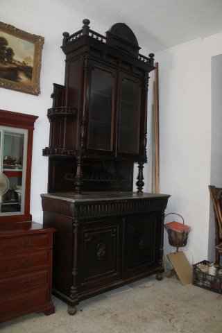 Mueble de caoba con vitrina y mármol