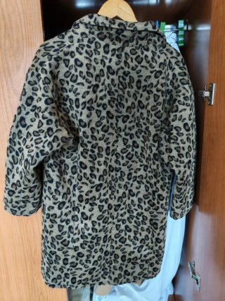 Abrigo BY JULIE estampado leopardo