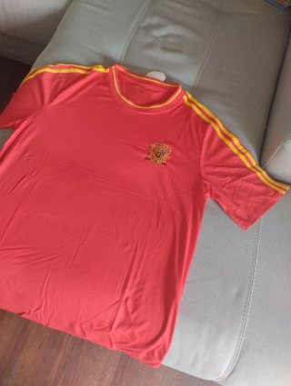 Camiseta España Roja y Amarilla usada una vez.