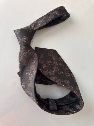 Corbata marrón verdoso con estampado circular