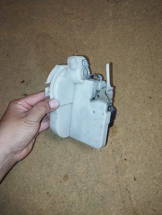 Cerradura puerta delantera Izq. Seat inca 2003