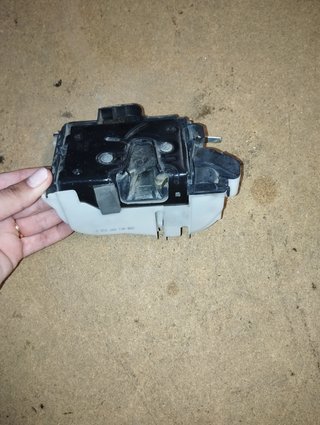 Cerradura puerta delantera Izq. Seat inca 2003