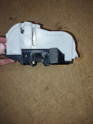 Cerradura puerta delantera Izq. Seat inca 2003