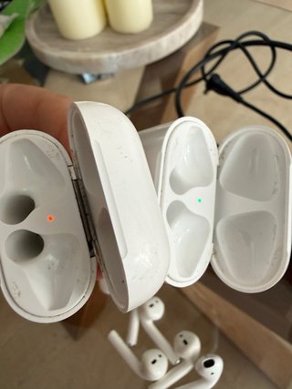 Lote de 2 estuches y 4 AirPods