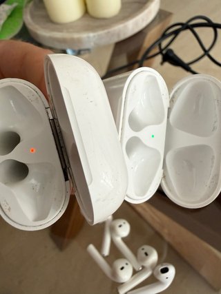 Lote de 2 estuches y 4 AirPods