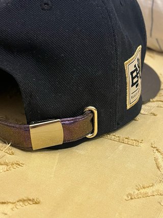 Gorra Nike Negra y Morada Metálica