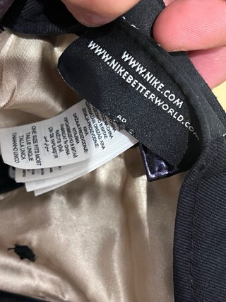 Gorra Nike Negra y Morada Metálica