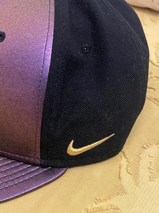 Gorra Nike Negra y Morada Metálica