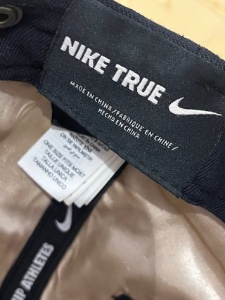 Gorra Nike Negra y Morada Metálica