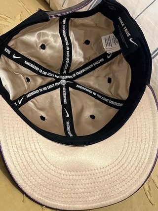 Gorra Nike Negra y Morada Metálica