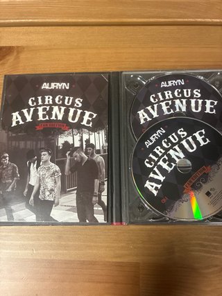 CDs, libros y pulsera AURYN
