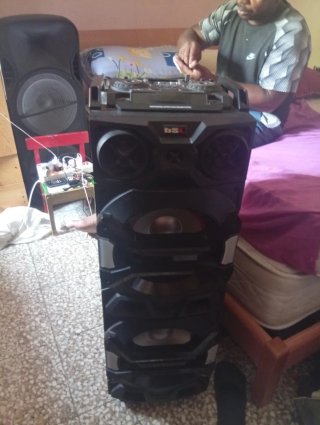 Altavoz Bluetooth con mesa DJ integrada