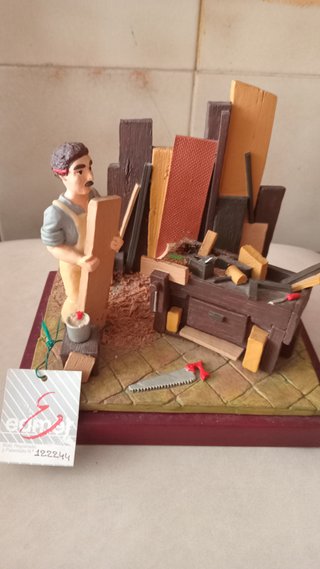 Figura decorativa carpintero con herramientas