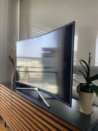 Samsung TV Curva Negra y Plateada