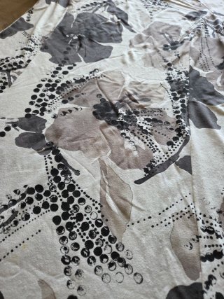 Vestito floreale bianco e grigio