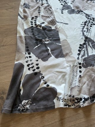 Vestito floreale bianco e grigio