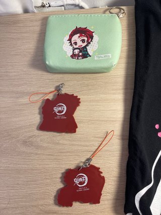 Lote Demon Slayer: camiseta, monedero y gachapones