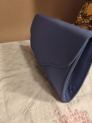 Precioso Bolso de fiesta azul con cadena dorada