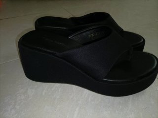 Sandalias de cuña negras.