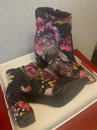 Botines Laura Vita Florales Tachuelas