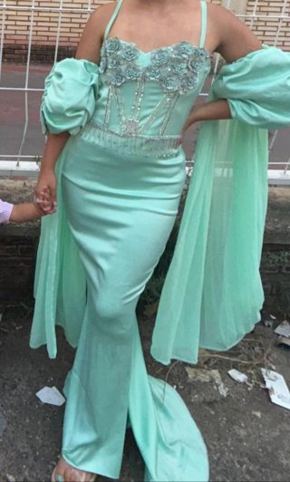 Vestido verde con pedrería