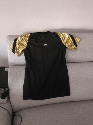 Camiseta Nike Dri-Fit Negra y Dorada