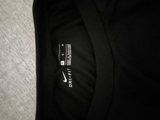 Camiseta Nike Dri-Fit Negra y Dorada