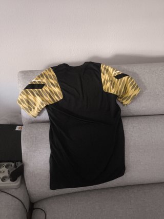 Camiseta Nike Dri-Fit Negra y Dorada