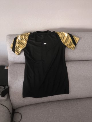 Camiseta Nike Dri-Fit Negra y Dorada