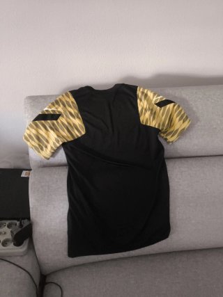 Camiseta Nike Dri-Fit Negra y Dorada