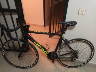 Bicicleta de carretera HEAD negra