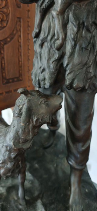 Escultura de bronce: Pastor con cordero