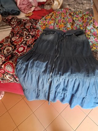 Vestito floreale e 2 gonne lunghe con tasche