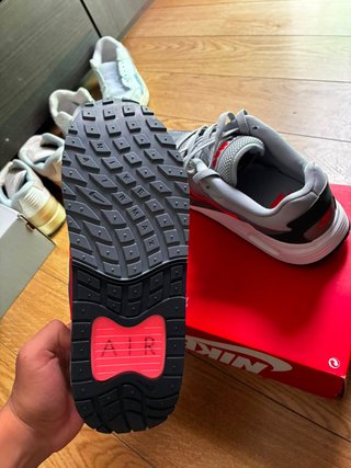 Zapatillas Nike Air Max grises y rojas