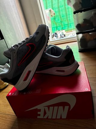 Zapatillas Nike Air Max grises y rojas