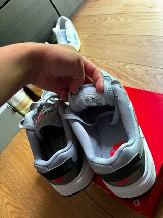Zapatillas Nike Air Max grises y rojas