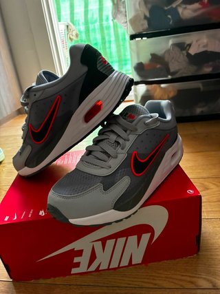 Zapatillas Nike Air Max grises y rojas