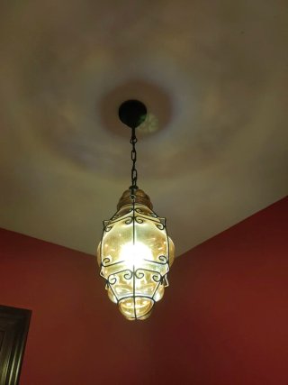 Lámpara de techo cristal naranja y forja negra.